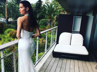 Adriana Lima w obcisłej białej sukni